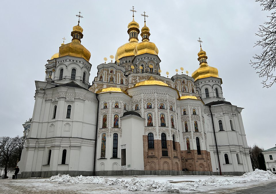 En ortodox kyrka med guldkupoler. Vita väggar.
