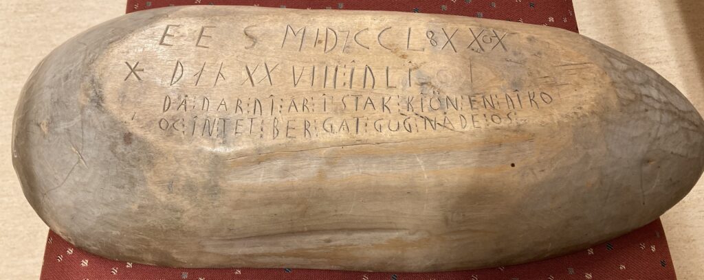 Träskål med utskuren platta med runor.