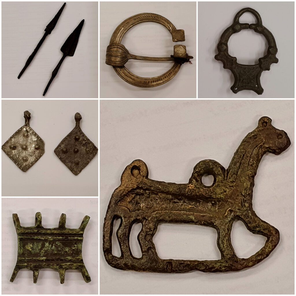 Ett kollage med flera arkeologiska metallföremål: två spjutspetsar, ett runt spänne, två fyrkantiga hängen, ett hästformat smycke, ett ornamenterat beslag och ett bronsföremål med flera piggar.