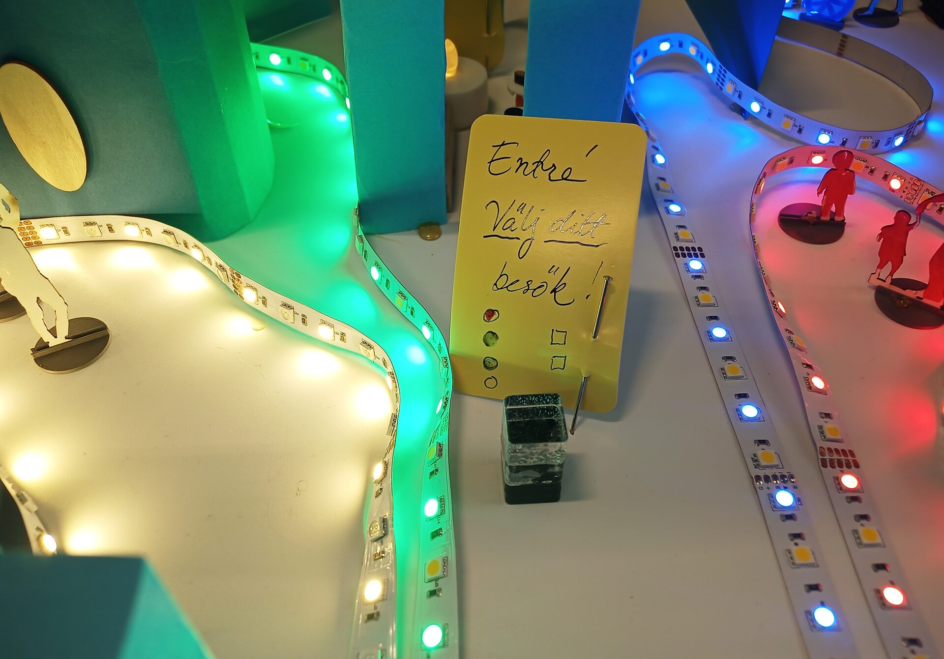 Modell av utställning i kartong och led-ljus