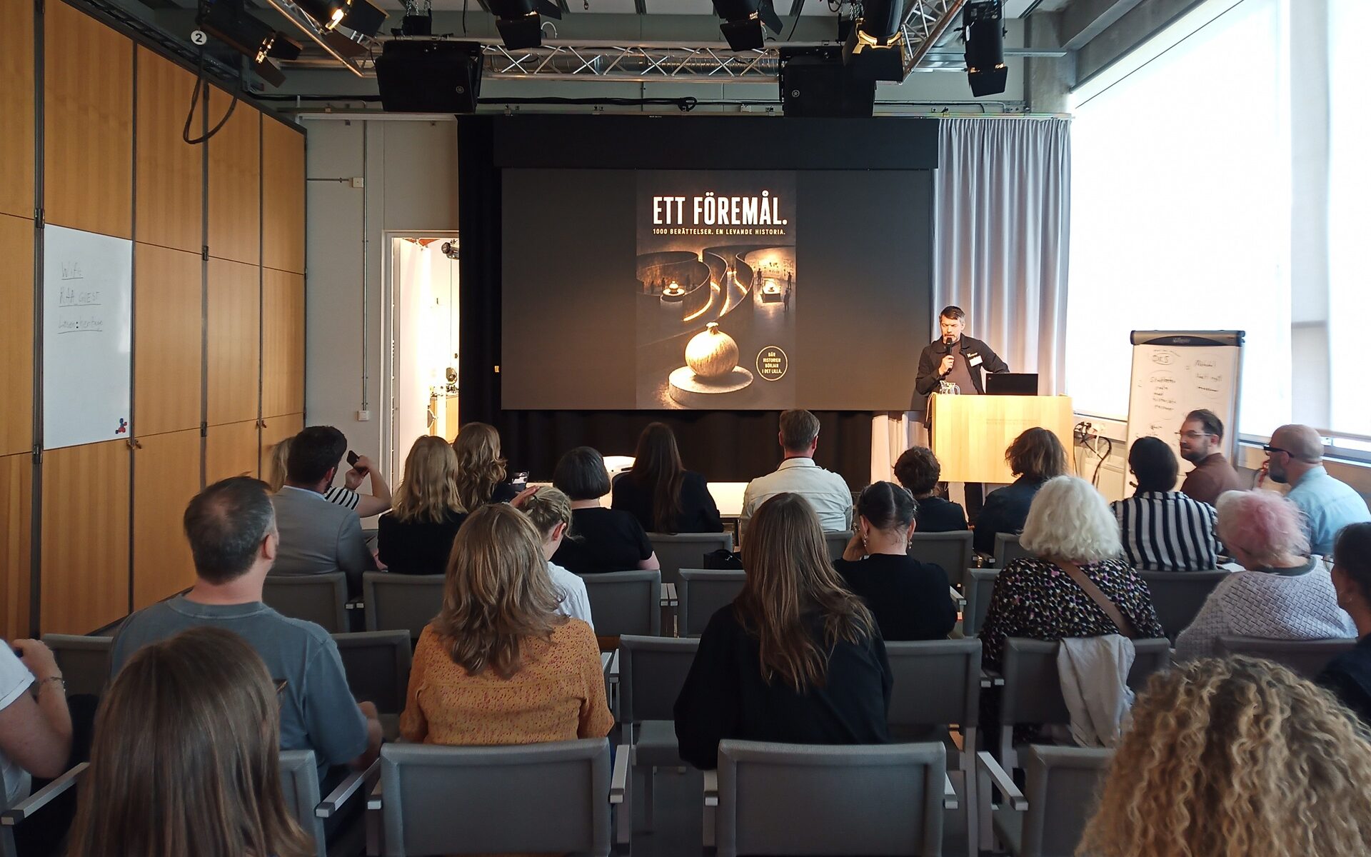 Presentation på stor skärm av en utställningsidé byggd på en lök i flera lager,