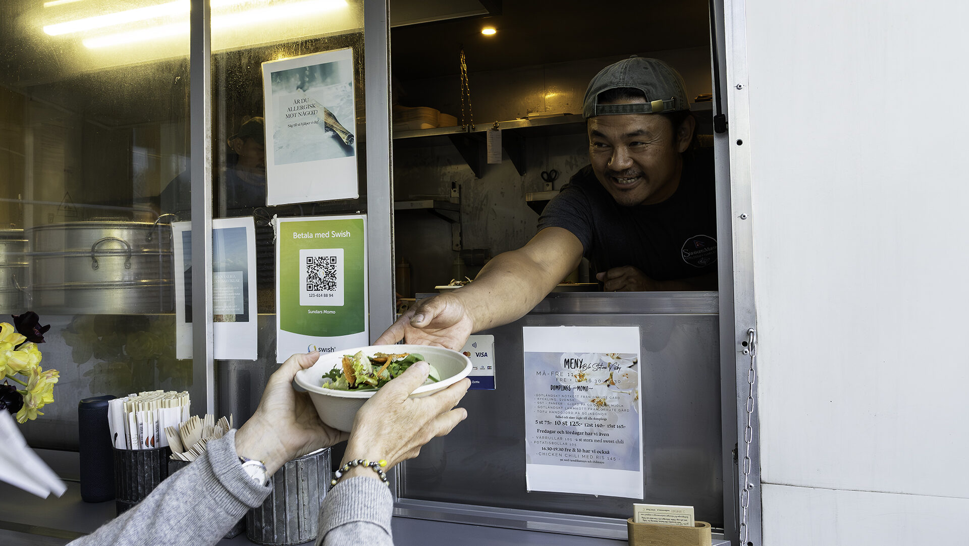 Servering av dumplings från en foodtruck.
