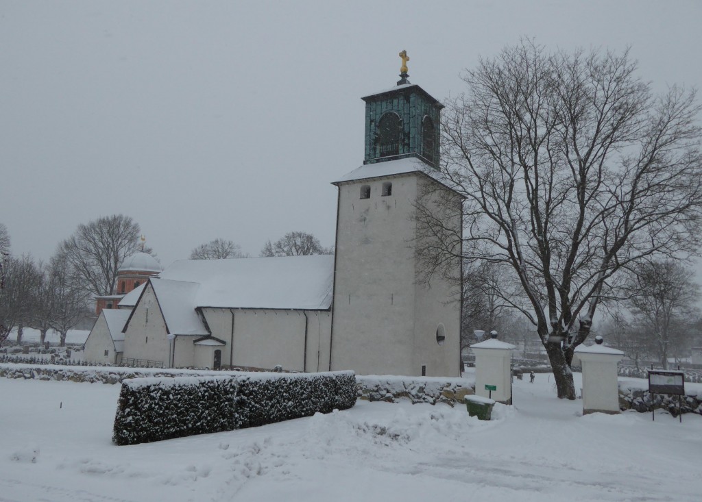 Bilder visar en kyrk i snö
