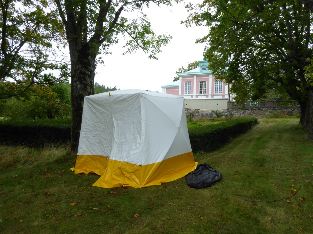 Bilden visar ett tält framför ett slott