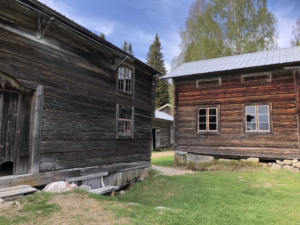Bilder visar några äldre träbyggnader