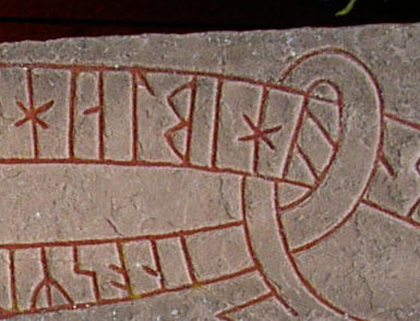 Detalj av en runsten där en av runorna är bakvänd