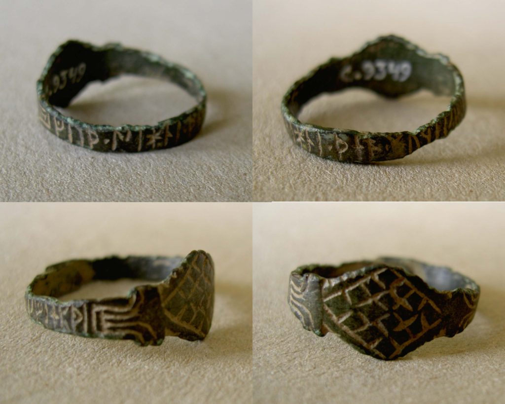 Bilden visar fyra detaljbilder av en ring av koppar med runor