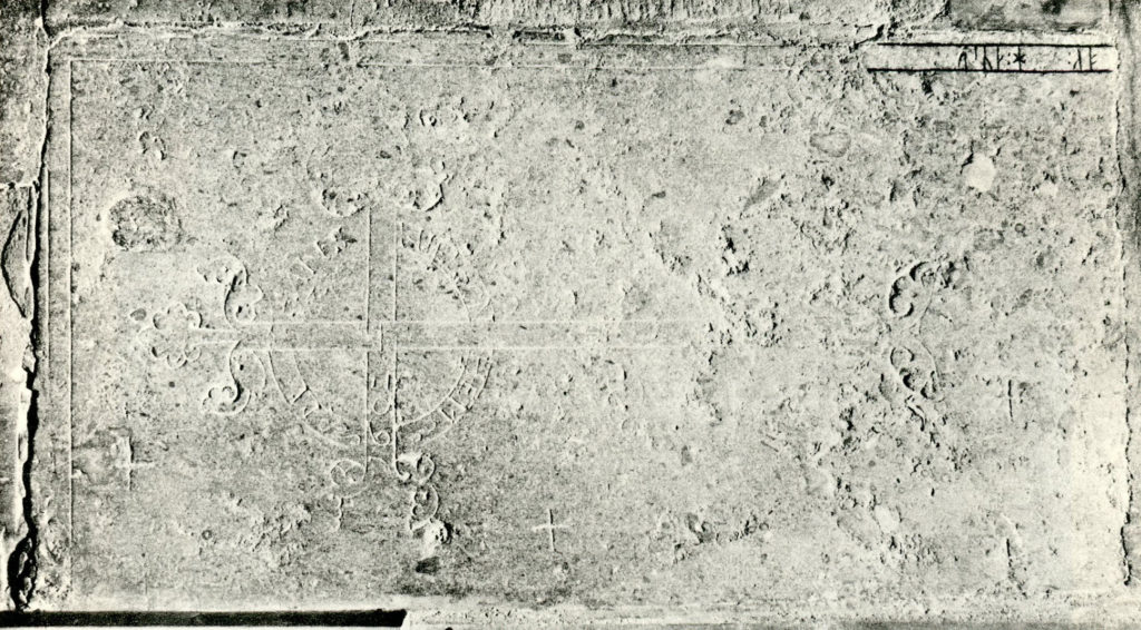 Bilden visare en rektangulär medeltida gravhäll med runor