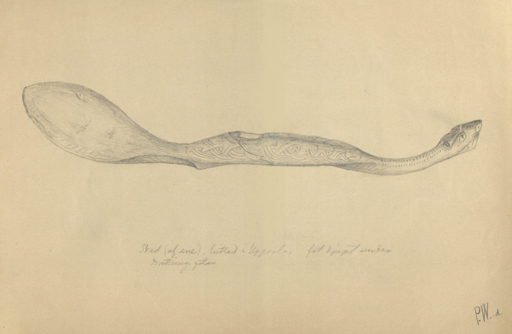 Bilden föreställer en blyertsteckning av en träsked där den ena änden avslutas med ett drakhuvud