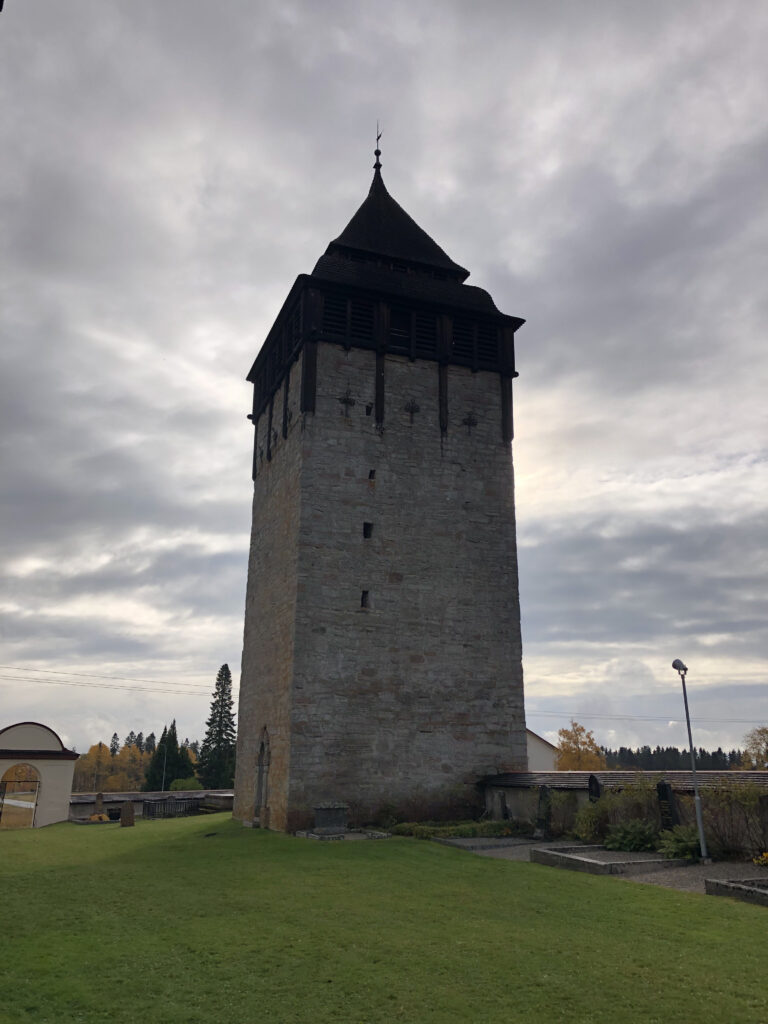 Bilden visar ett högt medeltida torn