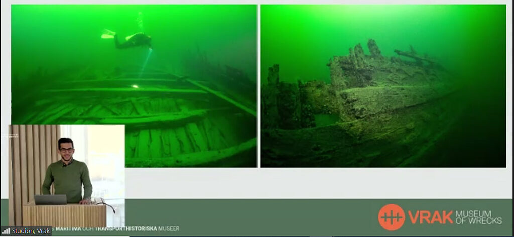 Skärmdump från livepresentationen, som visar gröntonade bilder tagna under vatten av marinarkeologer som undersöker skeppsvrak. I vänstra hörnet syns en videobild av presentatören från Vrak, Odd Johansen.