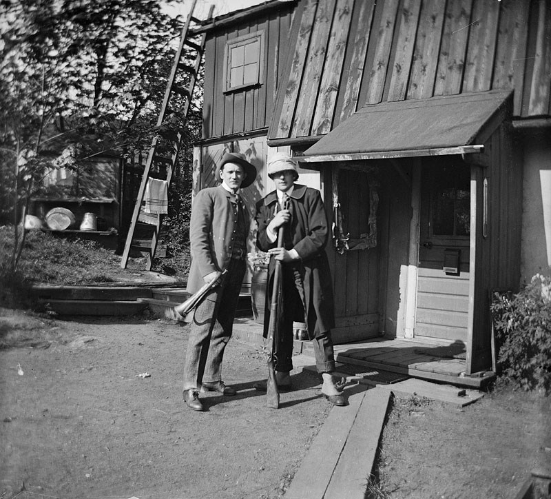 Två män framför ett hus på berget Fåfängan