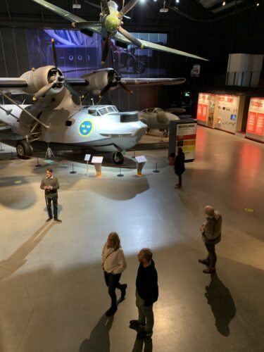 Översiktlig bild över utställda flygplan på Flygvapenmuseum.