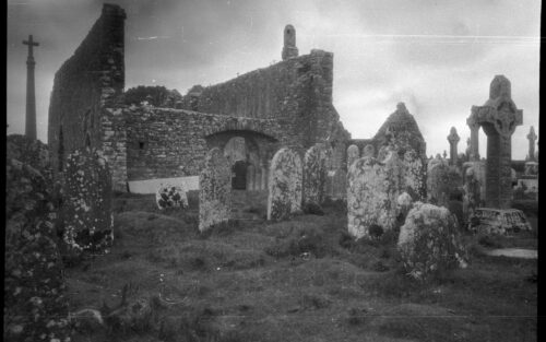 Ruiner efter en katedral på Irland.