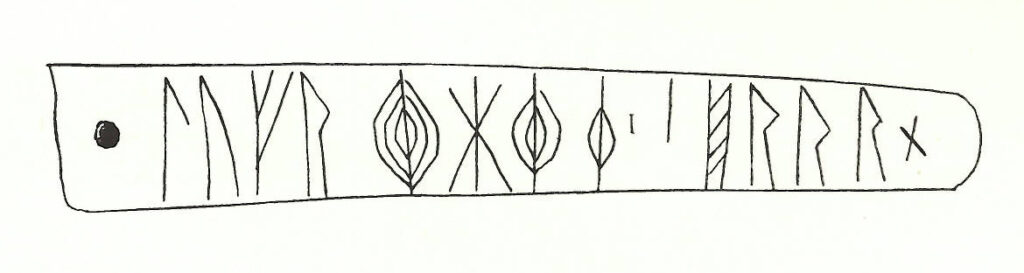 Bilden visar en teckning av en amulett med runor och upphängningsanordning.