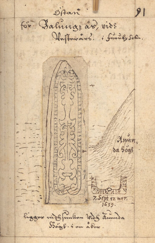 Bilden visar en manuskriptsida med ett inklistrat kopparstick av en runsten samt en gravhög och en del korrigeringar ritade med .