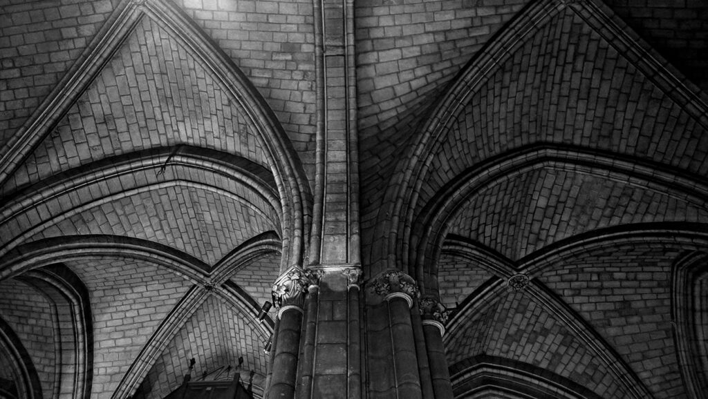 Höga takvalv med synligt tegel i Notre-Dame de Paris. Fotot är svartvitt, för att framhäva kontraster och linjer i den gotiska arkitekturen.