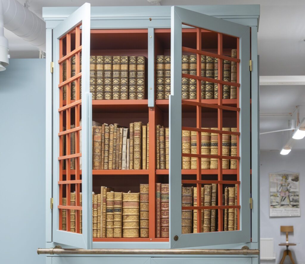 Bild på blå bokhylla med skinnband