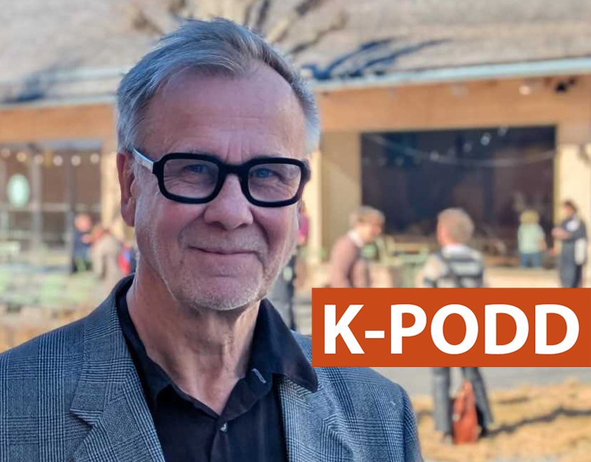 Man med grått hår och glasögon står utomhus
