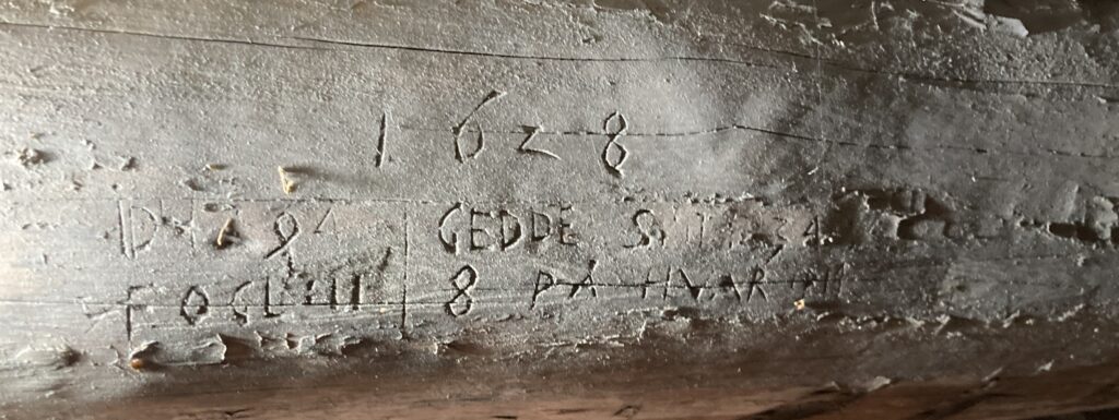 Närbild på inskrift där årtalet 1628 är tydligt, samt ordet Gedde och siffran 8 är tydliga.