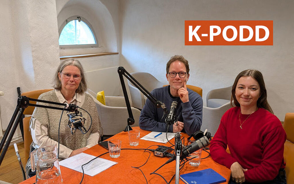 K-podd 96: Plundring och illegal handel med kulturföremål Publicerat 18 juni 2026 I K-podd avsnitt 96 tar vi oss an plundring av kulturföremål och illegal handel med kulturföremål. Gäster den här gången är riksantikvarie Susanne Thedéen och Peg Magnusson, handläggare på enheten för kulturföremål och samlingar. Vi diskuterar vad som utmärker de typiska tjuvarna och hur den illegala marknaden kan se ut? I avsnittet får du veta mer om några uppmärksammade stölder som skett på senare år, varför insiderbrott på museer är ett återkommande problem och hur nära det egentligen var att riksregalierna sprängdes i småbitar. I podden diskuterar vi även hur kulturinstitutioner kan förebygga riskerna för att utsättas för stölder: – När du vill veta mer K-podd 21: Orent mjöl i påsen – om illegal handel med kulturföremål K-podd 47: Plundrade kulturföremål på den svenska marknaden? K-podd 94: Riksantikvarie Susanne Thedéen om fornminnesbrott Stöd för föremålskontroll – ”Due diligence”